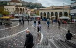 Dans les rues d'Athènes, des passants masqués le 29 décembre 2021
