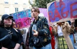 Adèle Haenel participe à une manifestation du mouvement #MeTooThéâtre contre le harcèlement sexuel dans le milieu du théâtre, lors de la cérémonie du 33e prix Molières, à Paris, le 30 mai 2022