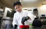 Le chocolatier japonais Yasushi Sasaki termine la décoration d'un gâteau dans son atelier à Woluwe-Saint-Pierre, une des communes de Bruxelles, le 14 mars 2024