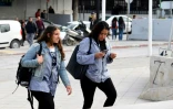 Des jeunes Tunisiennes à la sortie de leur lycée, le 11 décembre 2017 à Bizerte