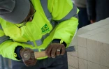Un employé taille une pièce en bois pour reconstruire la deuxième tour de la cathédrale de Saint-Denis, lors des travaux de reconstruction de la flèche, le 4 février 2025 près de Paris