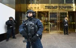 Des policiers devant la tour Trump, le 10 novembre 2016 à New York