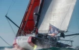 La Britannique Samantha Davies à bord de son monocoque Initiative Coeur après le départ du Vendée Globe, aux Sables d'Olonne, le 8 novembre 2020
