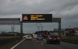 Panneau près de Caen (Calvados) mettant en garde les automobilistes contre des vents violents alors que le nord de la France fait face à la tempête Franklin, le 20 février 2022 
