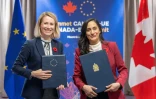 La ministre canadienne des Affaires étrangères, Anita Anand (d), et la vice-présidente de la Commission européenne, Kaja Kallas après la signature de l’accord entre l’UE et le Canada lors du 21e sommet UE-Canada à Montréal, le 29 octobre 2026