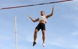 Kévin Mayer franchit une barre de la perche lors du Décastar de Talence, le 16 septembre 2018 