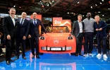 Les dirigeants de Stellantis et Citroën posent avec le comédien Omar Sy devant la nouvelle 2CV électrique au Mondial de l’Auto à Paris, le 12 octobre 2026