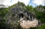 Le château de Predjama, construit dans une grotte près de Postojna