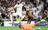 Le gardien de Manchester City Ederson s'interpose devant le capitaine du Real Karim Benzema à Madrid, le 9 mai 2023 