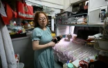Liu Xiaoli dans son logement d'un appartement subdivisé, le 30 avril 2026 à Hong Kong