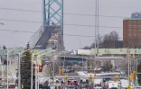 Des manifestants anti-restrictions sanitaires bloquent la voie au pont Ambassador entre le Canada et les Etats-Unis à Windsor, dans l'Ontario, le 9 février 2022
