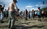 Des participants à une free party sur un site militaire à Cornusse, près de Bourges, le 1er mai 2026 dans le Cher