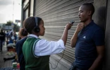 Jennifer Ngobeni, 16 ans, animatrice d'une radio communautaire, interviewe un homme dans le township d'Alexandra, le 14 mars 2019 Ă Johannesburg, en Afrique du Sud