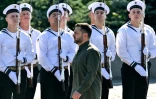 Le président ukrainien Volodymyr Zelensky lors d'une cérémonie militaire, le 23 août 2026 à Kiev 
