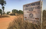 Un panneau montrant l'entrée de l'école catholique Saint Mary, le 23 novembre 2015 à Papiri, dans l'ouest du Nigeria