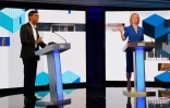 Rishi Sunak (g) et Liz Truss, les deux prétendants à la succession de Boris Johnson au poste de chef des conservateurs et Premier ministre britannique, lors d'un débat télévisé sur la BBC, à Stoke-on-Trent (Royaume-Uni), le 25 juillet 2022