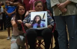 Une femme tient la photo de Nevaeh Bravo, une des victimes de la tuerie de l'école Robb, à Uvalde, au Texas, le 25 mai 2022