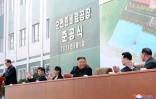 Le dirigeant nord-coréen Kim Jong Un (centre) lors de l'inauguration d'une usine d'engrais à Sunchon (Corée du Nord) le 1er mai 2020, sur une photo transmise par l'agence de presse nord-coréenne KCNA le 2
