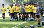Le technicien de Nantes Vahid Halilhodzic (d) dirige la première séance d'entraînement à La Jonelière, avant la reprise de la saison, le 26 juin 2019