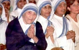 Mère Teresa (g) lors d'une messe à Atlanta, aux Etats-Unis le 12 juin 1995