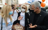 Le président du parti d'opposition israélien Yesh Atid, Yaïr Lapid, fait campagne dans la ville méditerranéenne de Hod Hasharon, dans le centre d'Israël, le 19 mars 2021. 
