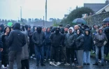 Des manifestants rassemblés à Portadown, en Irlande du Nord, contre le passage d'une marche protestante pro-britannique autorisée pour la première fois depuis 1997 en plein quartier catholique, le 27 septembre 2026 