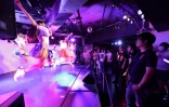 Des chanteuses "idoles" qui sont des fillettes, se produisent sur scène dans un club à Tokyo, le 29 juillet 2017