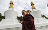 Karmapa Thaye Dorje devant le centre le centre d'études bouddhistes de Montchardon, près de Grenoble, le 16 août 2017