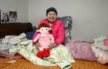Kim Young-bun, une Sud-Coréenne de 79 ans vivant seule, pose avec sa poupée IA Hyodol le 29 mai 2026 Yongin, en Corée du Sud