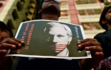 Une personne participe à une chaîne humaine demandant la libération de Julian Assange, le 23 avril 2019 à Dacca