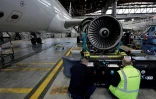 Des techniciens travillent sur un réacteur dans un hangar de maintenance d'Air France à l'aéroport de Roissy, près de Paris, le 4 février 2025