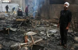 Des Palestiniens inspectent les décombres d'une école abritant des déplacés détruite par une frappe israélienne, à Gaza-ville le 23 avril 2025
