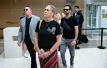 Les enfants de Gisèle Pelicot, dont sa fille Caroline Darian (C), arrivent au palais de justice d'Avignon le 5 septembre 2024