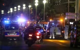 Arrivée des secours sur la Promenade des Anglais peu après l'attaque terroriste le 15 juillet 2016 à Nice
