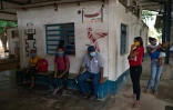 Des personnes attendent une consultation médicale au dispensaire rural "La Milagrosa",  dans l'État de Bolivar, le 17 janvier 2022 au Venezuela

