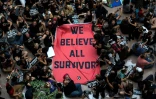 Des manifestants contre la confirmation du juge Kavanaugh le 4 octobre 2018 au Capitole à Washington, avec une grande banderole "Nous croyons tous les survivants" 
