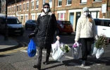 Des Londoniens revenant du marché, le 22 mars 2020