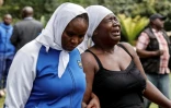 Des personnes en deuil rassemblées devant la résidence officielle du leader de l'opposition kenyane Raila Odinga dans le quartier Karen de Nairobi, le 15 octobre 2025, après son décès en Inde