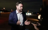 Le vice-président américain JD Vance s'adresse aux journalistes à la base militaire Joint Base Andrews, dans le Maryland, le 19 octobre 2025