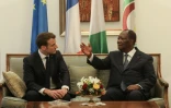 Le président français Emmanuel Macron (g) et le président ivoirien Alassane Ouattara à Abidjan, le 20 décembre 2019