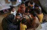 Nihaya Al-Masri(G), une Palestinienne déplacée qui vit avec ses huit enfants sous une tente à Khan Younès, dans le sud du territoire palestinien, le 6 octobre 2026 
