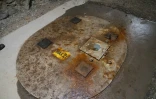 Une zone d'essai et la copie du couvercle d'un conteneur destiné au combustible nucléaire radioactif usagé, à Eurajoki, le 18 mai 2026