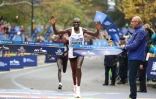 le Kényan Geoffrey Kipsang Kamworor franchit en vainqueur la ligne d'arrivée du marathon de New York, le 5 novembre 2017 