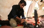 Un combattant rebelle syrien du Front national de libération (FNL) s'occupe de son arme, dans le sud-est de la province d'Idleb, le 9 octobre 2018