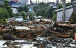 De la boue et des débris d'arbres dans une rue de Kurume, pendant des inondations, dans la région de Fukuoka, le 10 juillet 2023 au Japon