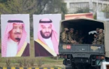Des soldats pakistanais patrouillent dans les rues d'Islamabad à côté d'affiches accueillant le prince héritier saoudien Mohammed ben Salmane, le 17 février 2019 