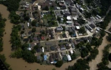 Vue aérienne de maisons submergées par les eaux à Jackson, le 30 juillet 2022 dans le Kentucky