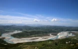 Vue aérienne de la Vjosa, le 6 mai 2021 en Albanie