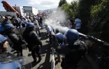 Mercredi 12 mai 2010 - Saint-Louis - Les employés municipaux de Saint-Louis en grève face aux forces de l'ordre.