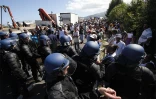 Mercredi 12 mai 2010 - Saint-Louis - Les employés municipaux de Saint-Louis en grève face aux forces de l'ordre.